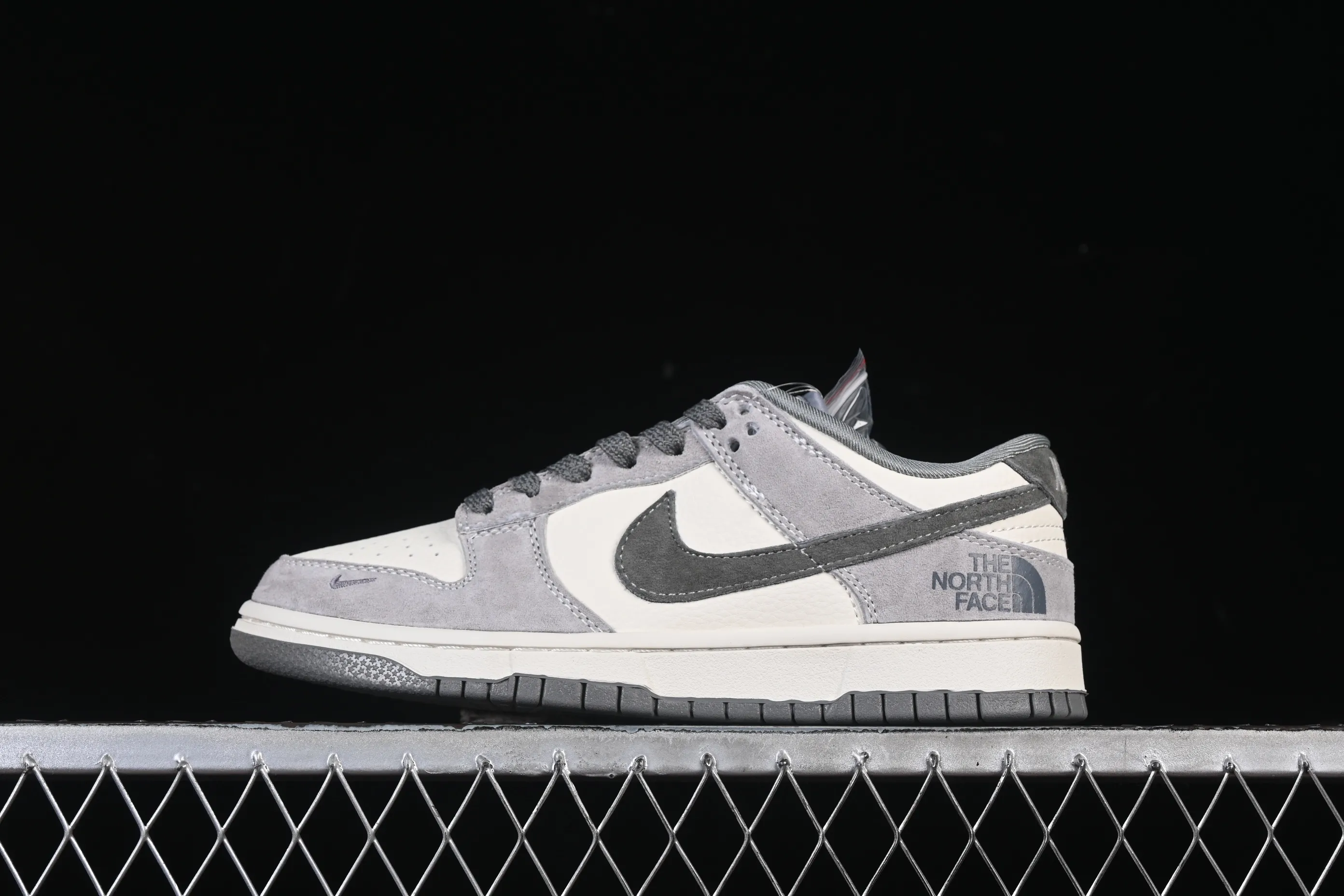 All categories Nk SB Dunk Series Nk SB Dunk Low High-end customized low-top sneakers Nike SB Dunk Low North Face co-branded rice gray pig eight leather Anniversary high-end customized low-top casual sneakers DN3168-008